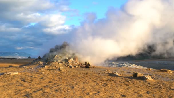 Dampfende Fumarolen im geothermischen Gebiet von Hverir — Stockvideo