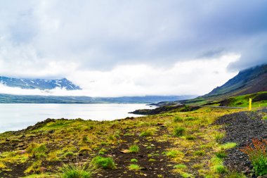 Dağ ve yağmur bulutları Kuzey İzlanda'görünümünü