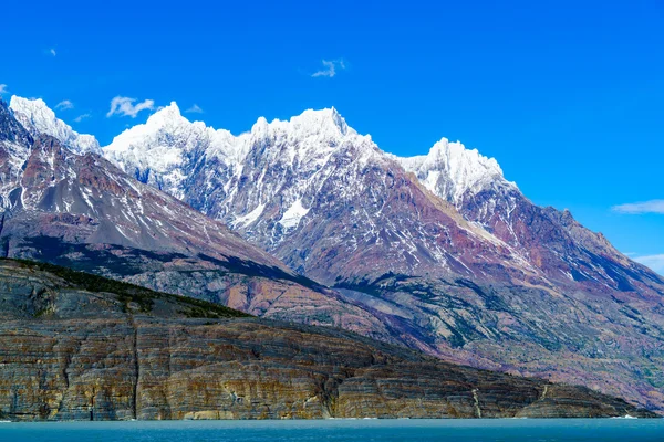 Utsikt över snö berget i nationalparken Torres del Paine — Stockfoto