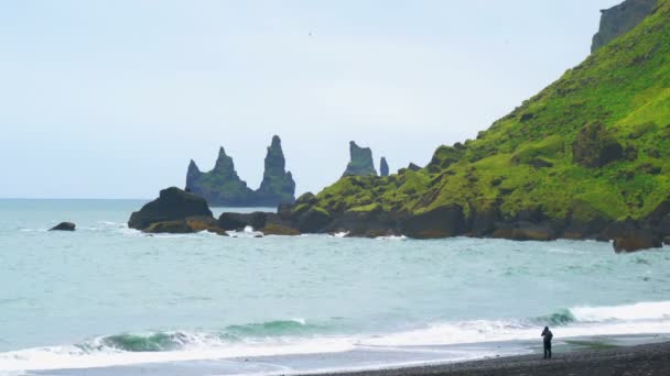 Vista de las formaciones rupestres de Reynisdrangar en el mar — Vídeo de stock