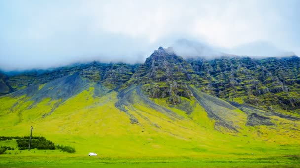 El lapso de tiempo de las nubes de lluvia fluyen sobre la montaña — Vídeos de Stock