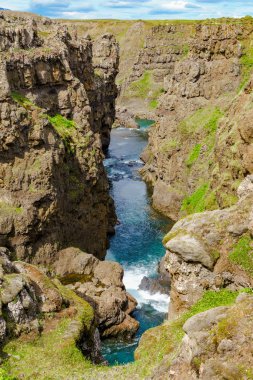 Kolugljufur Canyon nehirde görünümünü