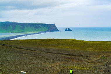 Ünlü Reynisdrangar kaya oluşumları görünümünü