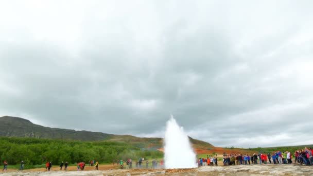 Geyser Strokkur, o geyser atração turística na Islândia — Vídeo de Stock