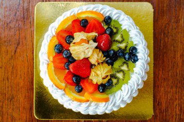 Lezzetli tatlı çeşitli meyve ile süslenmiş