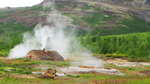 Cabaña de vapor en campo geotérmico en Huakadalur Village — Vídeo de stock