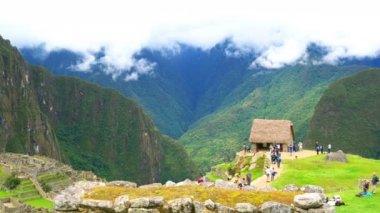 Machu Picchu ve dağ manzarası