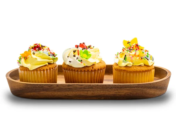 カラフルなバタークリームのフリストとクリッピングパスと白い背景に木製のトレイで多色のスプリンクルを持つバニラカップケーキ — ストック写真