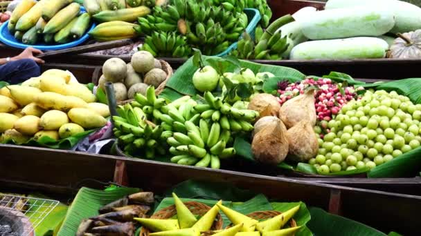 Különböző Trópusi Gyümölcsök Hajók Értékesítése Lebegő Piacon Samut Songkhram Tartomány — Stock videók