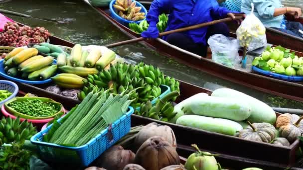 Verschiedene Arten Von Lokalem Obst Und Gemüse Kleinen Holzbooten Zum — Stockvideo