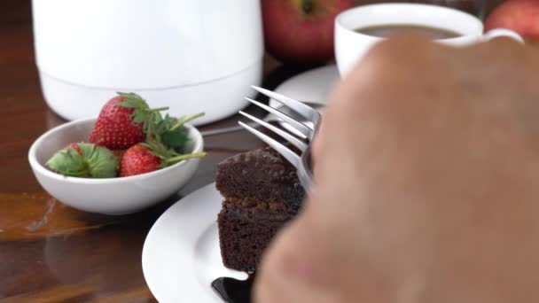 Prendendo Morso Deliziosa Torta Cioccolato Versando Con Cioccolato Topping Piatto — Video Stock