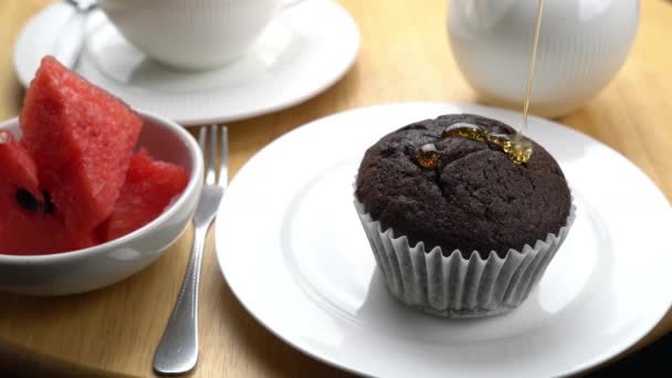 Gros Plan Chef Versant Miel Sur Cupcakec Chocolat Dans Une — Video