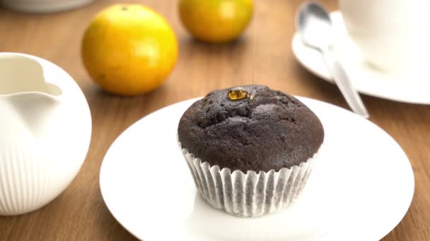 Vierta Miel Muffin Chocolate Plato Cerámica Blanca Sobre Una Mesa — Vídeos de Stock