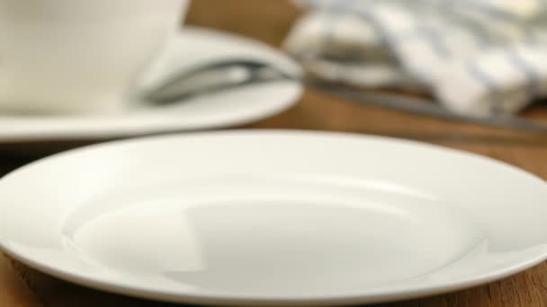Pastayı Beyaz Seramik Tabağa Koyup Ahşap Masaya Koymaya Çok Yaklaştım — Stok video
