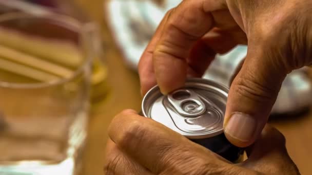 Homem Velho Abrir Tampa Lata Alumínio Bebida Carbonatada Com Dedos — Vídeo de Stock