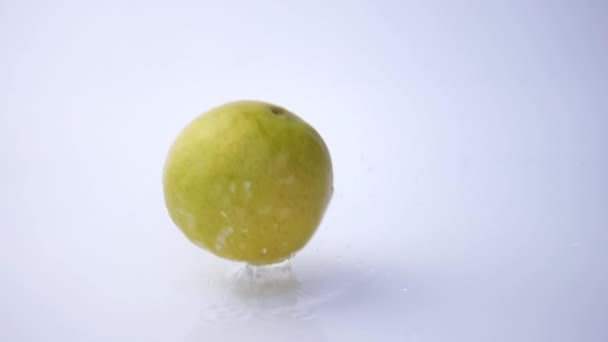 Спелый Лимон Падает Влажный Пол Белом Фоне Замедленной Съемке Вода — стоковое видео