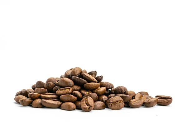 Stapel Kaffeebohnen Isoliert Auf Weißem Hintergrund Mit Clipping Pfad — Stockfoto