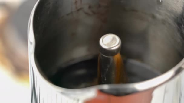 Pandangan Closeup Kopi Hitam Rebus Mengalir Melalui Lubang Moka Pot — Stok Video