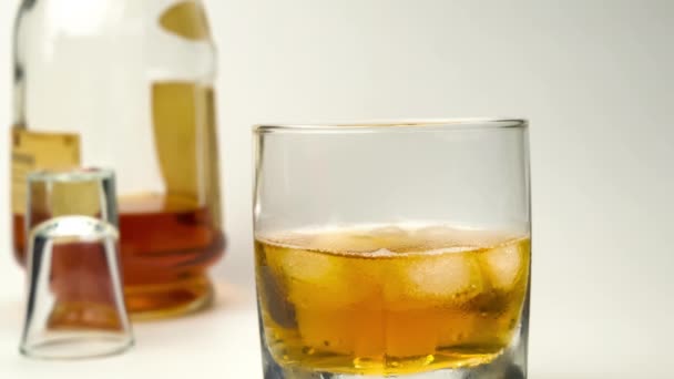 Starší Ruka Drží Třese Sklenicí Whisky Ledu Před Pitím — Stock video
