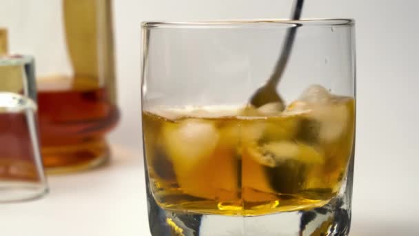 Primer Plano Del Uso Cuchara Metal Agitar Whisky Hielo Vaso — Vídeos de Stock