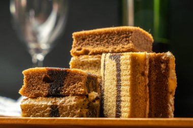 Şarap ve şarap kadehiyle ahşap tepside Mocha sünger katmanlı kek..