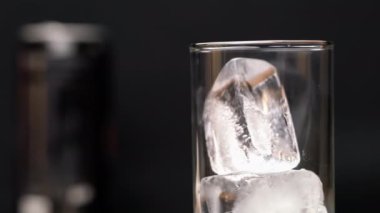 Tatlı içecekleri döktükten sonra buz küpleriyle dönen bardakta yüzeye çıkan hava kabarcıkları..