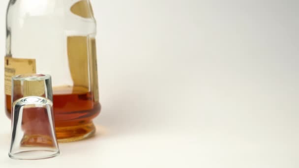 Rangidős Kéz Fogja Tegyen Egy Pohár Whiskyt Jégkockákkal Fehér Padlóra — Stock videók