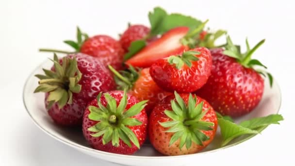 Side View Pile Ripe Strawberries Leaves White Ceramic Dish Turning — Stock Video