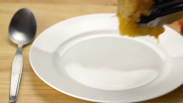 Tahta Masadaki Beyaz Seramik Bir Tabağa Taze Meyve Pastası Koymak — Stok video