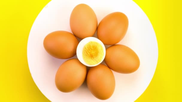 Jaja Kurze Całości Pół Białym Obracającym Się Żółtym Tle Jajko — Wideo stockowe