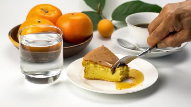 Jedzenie Cytrynowego Pomarańczowego Ciasta Gąbczastego Białym Naczyniu Ceramicznym Picie Czarnej — Wideo stockowe