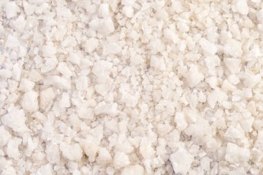 Arka planda doğal deniz tuzu yığını.