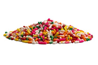 Yan görüntü renkli şeker yığını. Gökkuşağı parçacıkları beyaz arkaplanda izole edilmiş, kırpma yolu ile..