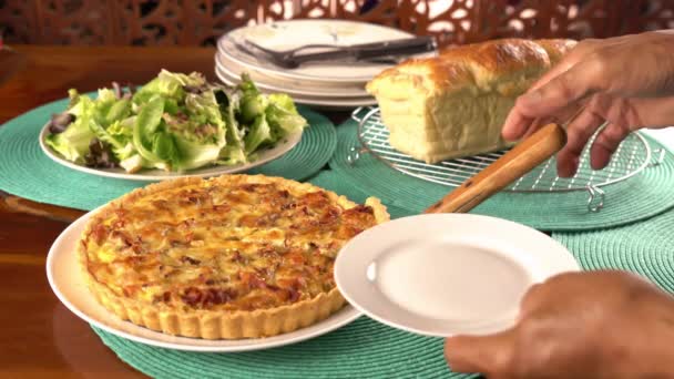 Colocando Pedaço Ervilha Verde Quiche Bacon Prato Cerâmica Branca Homem — Vídeo de Stock