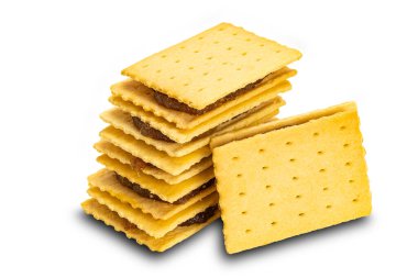 Beyaz arkaplanda ananas reçeli ve kırpma yolu ile dolu yüksek açılı peynirli sallanan bisküvi yığını.