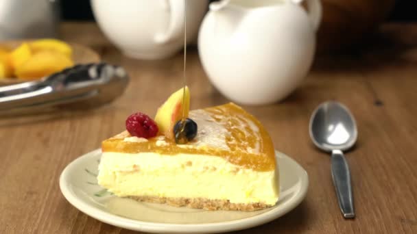 Pouring Honey Piece Homemade Mango Cheesecake Garnished Piece Ripe Mango — ストック動画