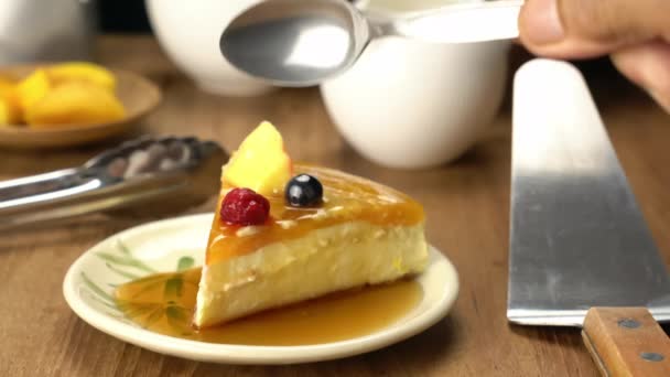 Mão Sênior Usando Colher Metal Dando Uma Mordida Delicioso Cheesecake — Vídeo de Stock