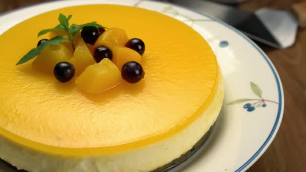 복숭아검은 세라믹 접시에 박하를 집에서 맛있는 복숭아 케이크가 종되는 이나무 — 비디오