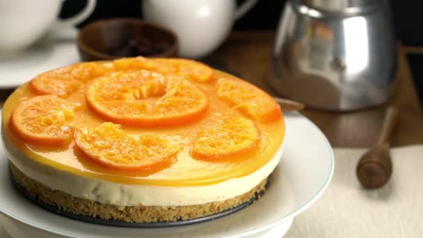 Rotación Tarta Naranja Casera Decorada Con Crema Rodajas Naranjas Plato — Vídeos de Stock