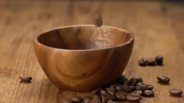 Pörkölt Kávébab Beleesik Csészébe Asztalon — Stock videók