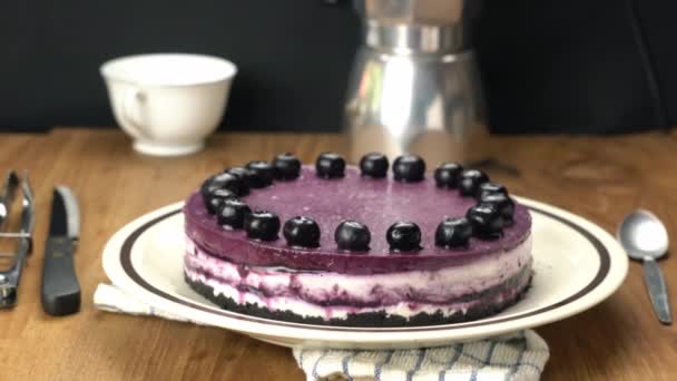 Vergrößern Szene Von Köstlichem Hausgemachtem Blaubeer Käsekuchen Garniert Mit Eingelegten — Stockvideo