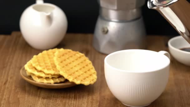 Häll Varmt Svart Kaffe Vit Keramikkopp Träbord Med Krispig Våffla — Stockvideo