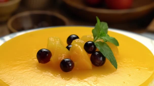 Lezzetli Yapımı Şeftalili Cheesecake Yakından Görüntüsü Korunmuş Şeftali Parçaları Siyah — Stok video
