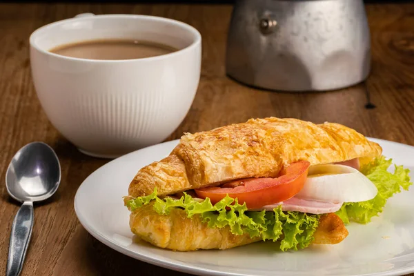 Micul Dejun Constă Din Croissante Șuncă Brânză Felie Roșii Ceapă — Fotografie, imagine de stoc