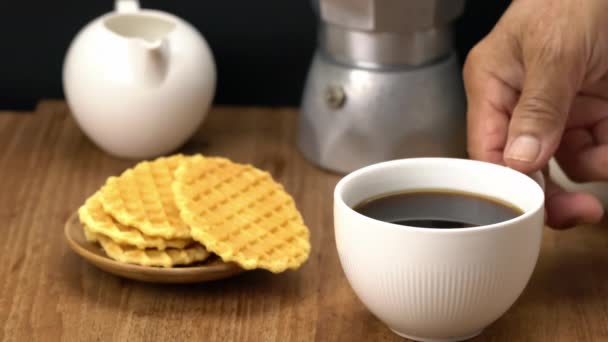 Senior Mand Løftede Kop Varm Sort Kaffe Drikke Sætte Den – Stock-video