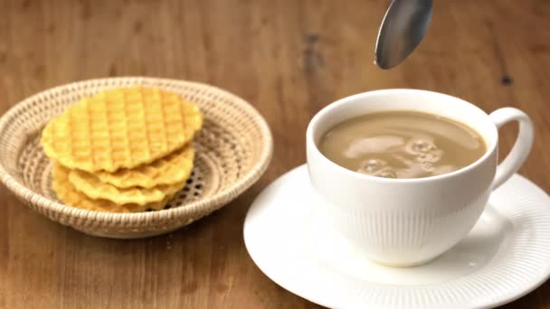 Zucker Eine Weiße Keramiktasse Heißen Milchkaffees Auf Einem Holztisch Gießen — Stockvideo