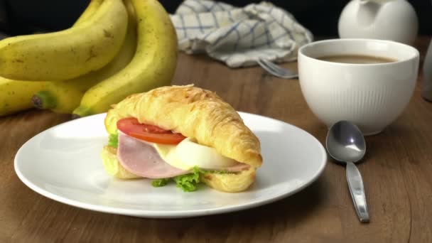 Přiblížit Scéně Snídaně Lahodný Domácí Šunkový Sýr Croissant Bílé Keramické — Stock video