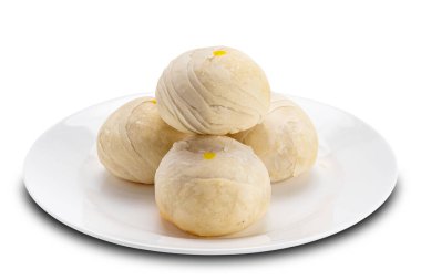 Çin pastası yığını ya da ay çöreği püresi ve tuzlu yumurta sarısı ile doldurulmuş beyaz seramik tabakta kırpma yolu ile izole edilmiş..