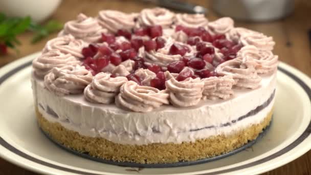 Zoom Out Scene Homemade Pomegranate Cheesecake Garnished Pomegranate Seed Cream — Stock Video