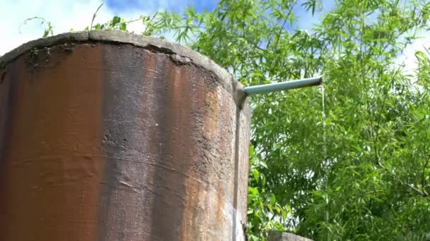 Vecchio Stile Torre Acqua Cemento Agricoltura Agricoltura Scopo Con Tubo — Video Stock